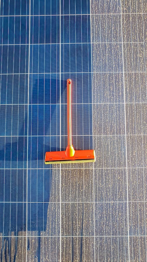 Nettoyage des panneaux solaire avec une brosse