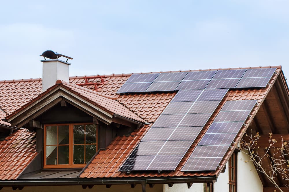 Panneaux solaires installé sur un toit existant